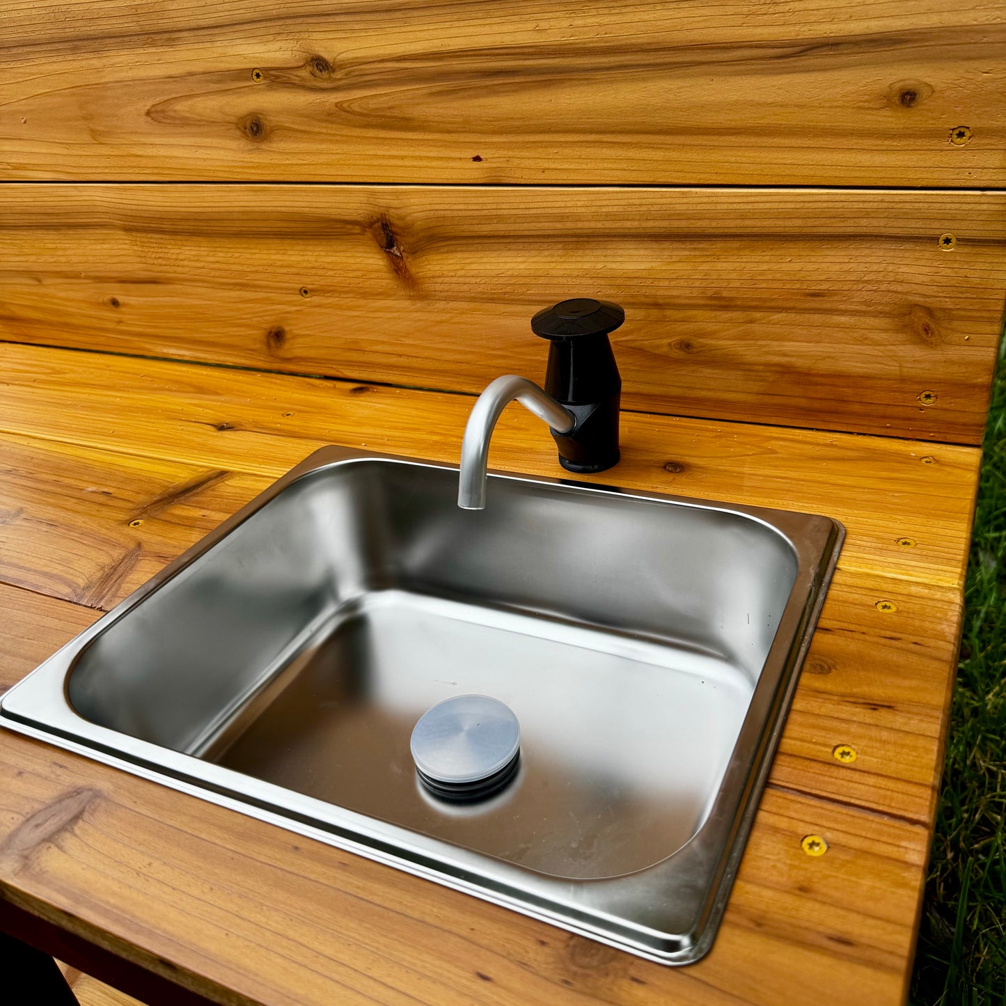 Compact Mud Kitchen – Sturdy & Kid-Sized